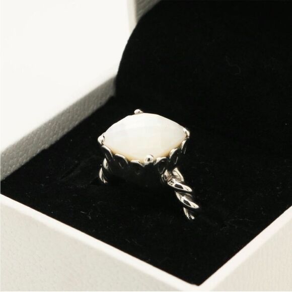 Pandora Twisted Silver Ring Mother of Pearls Sz 7 with original box Impeccable - Picture 4 of 11